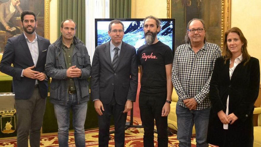 Félix Alonso, tercero por la derecha, junto a ediles y responsables municipales, ayer, en el Ayuntamiento.