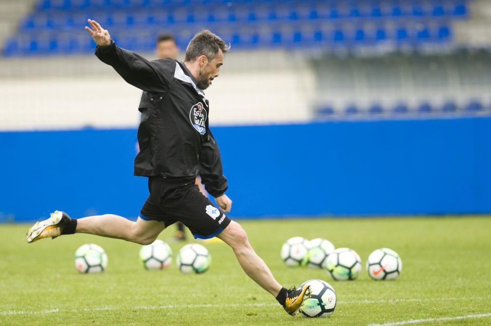 Mientras uno de los grupos realizaba trabajo defensivo, otro reforzaba los remates a portería. Carles Gil sigue con un plan específico y Bicho se entrenó con el readaptador Fran Molano.