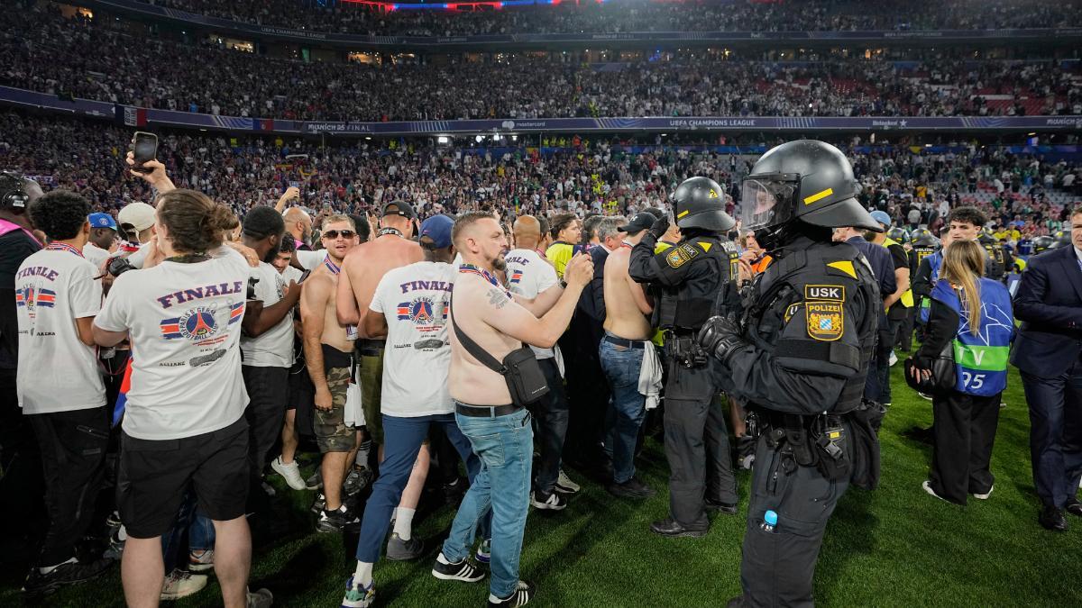 Los aficionados del PSG invaden el terreno de juego
