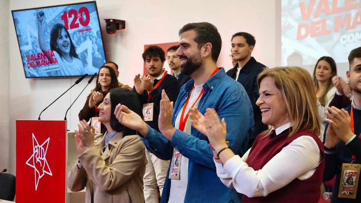 Rebeca Torró, Víctor Camino y Pilar Bernabé, esta mañana en la sede de UGT.