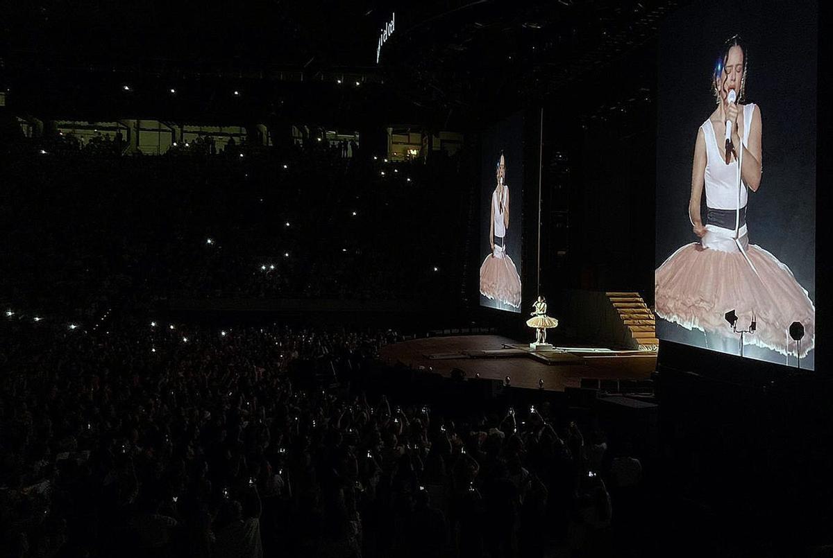 Rosalía puja al cel de la "BCN poderosa" en la tornada a casa