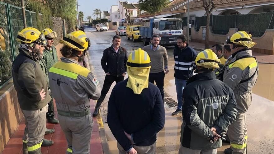 Visita del consejero Antonio Luengo a las zonas más afectadas de Los Alcázares.