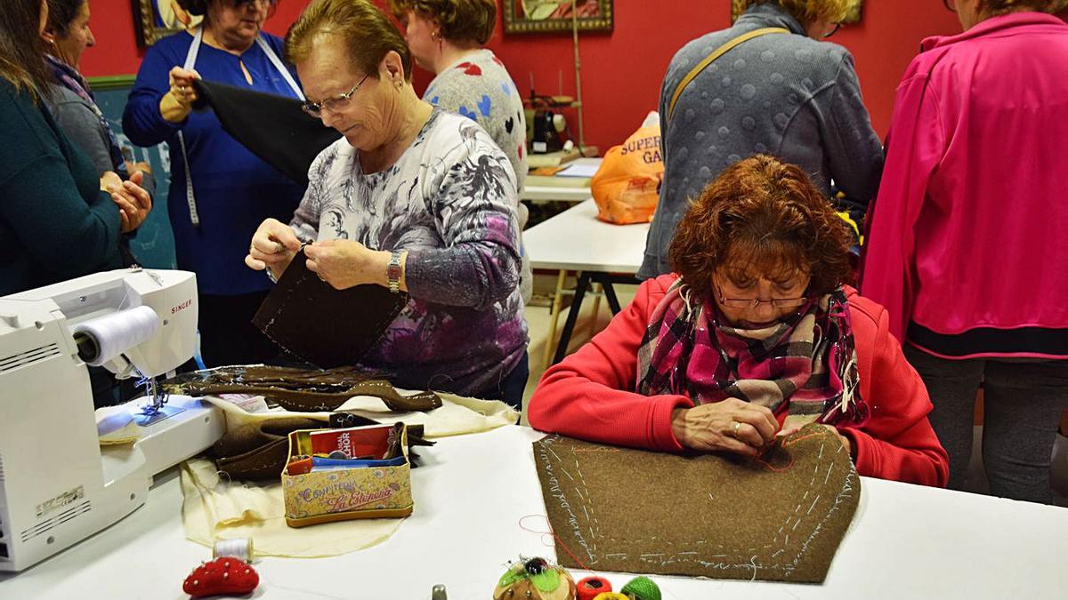 Uno de los talleres de indumentaria tradicional organizados en Trabazos. | Ch. S.