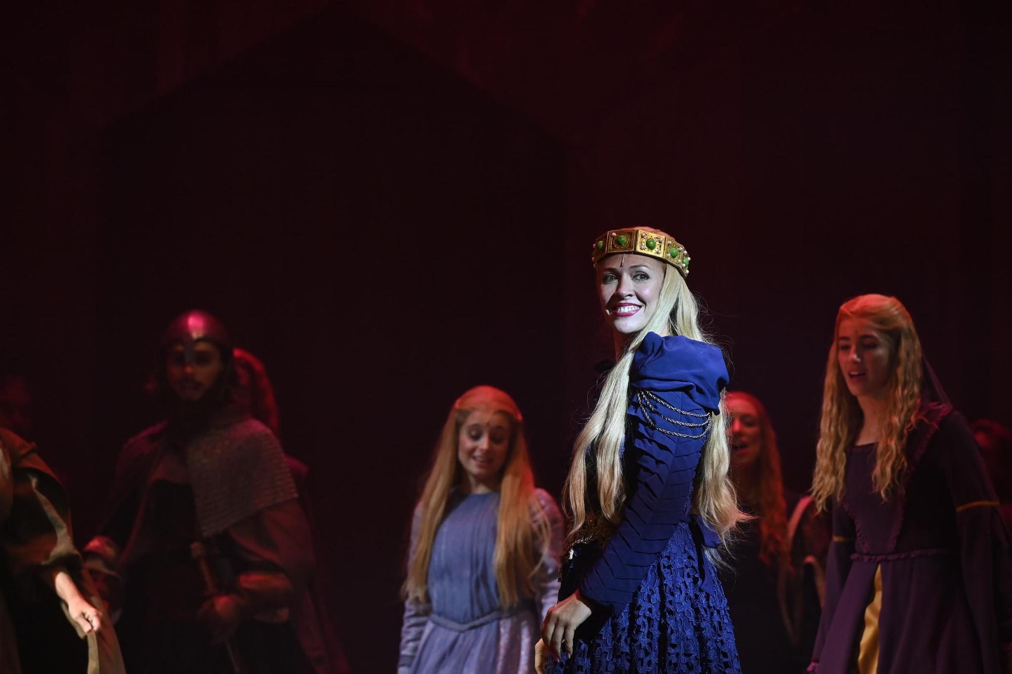 En imáegenes | Así ha sido el estreno del musical 'Los pilares de la Tierra' en el Teatro Principal