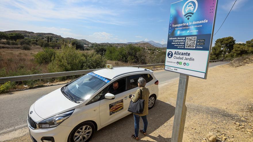 El taxi a demanda, &quot;un éxito&quot; para los vecinos de las partidas rurales de Alicante en su primer día de prueba
