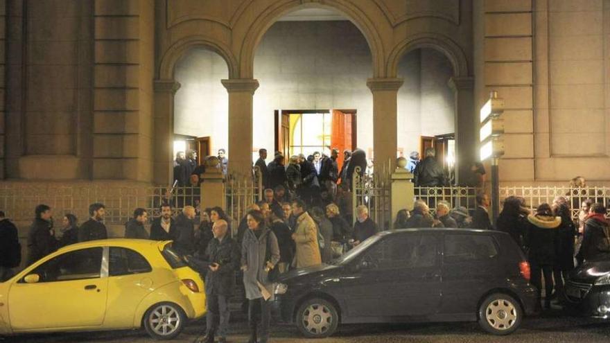 Asistentes a la salida del funeral, ayer, en la parroquia de María Auxiliadora de A Coruña.