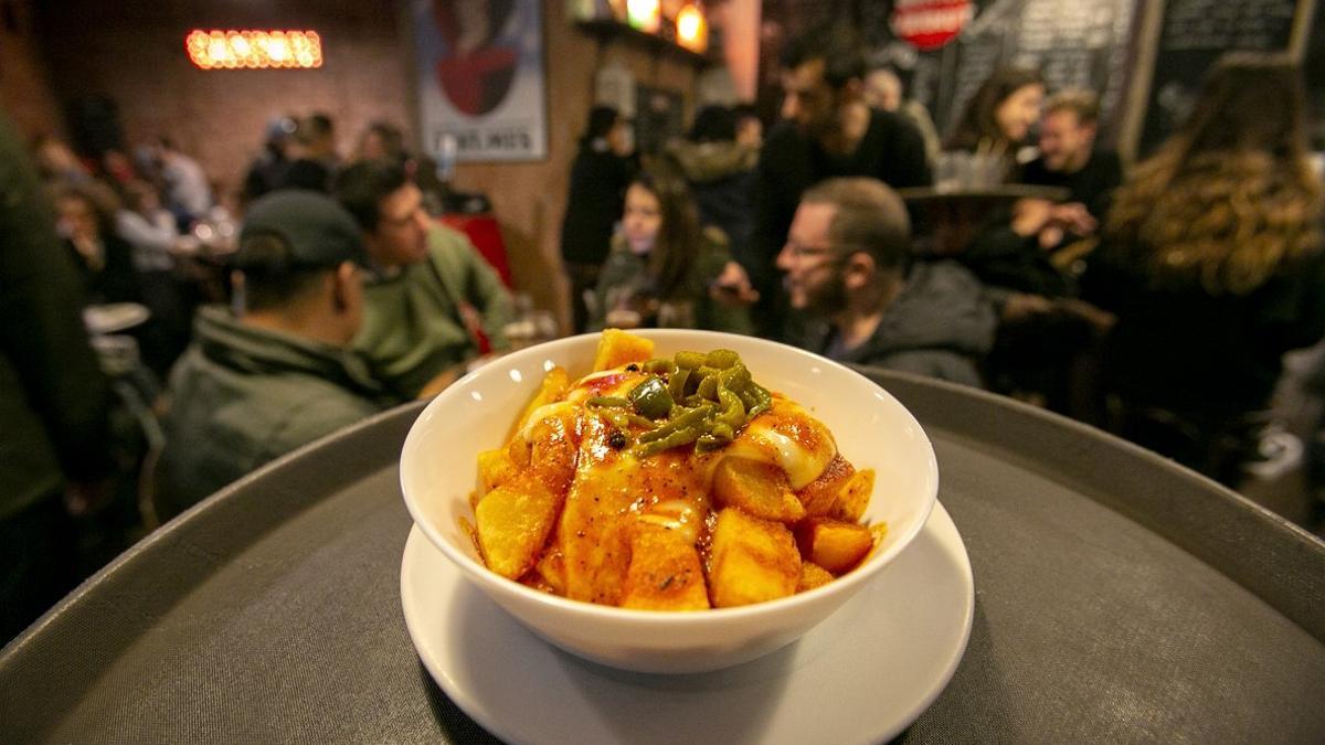 Las mejores de Barcelona las sirve El Senyor Vermut, según el cazador de patatas bravas Edu González.