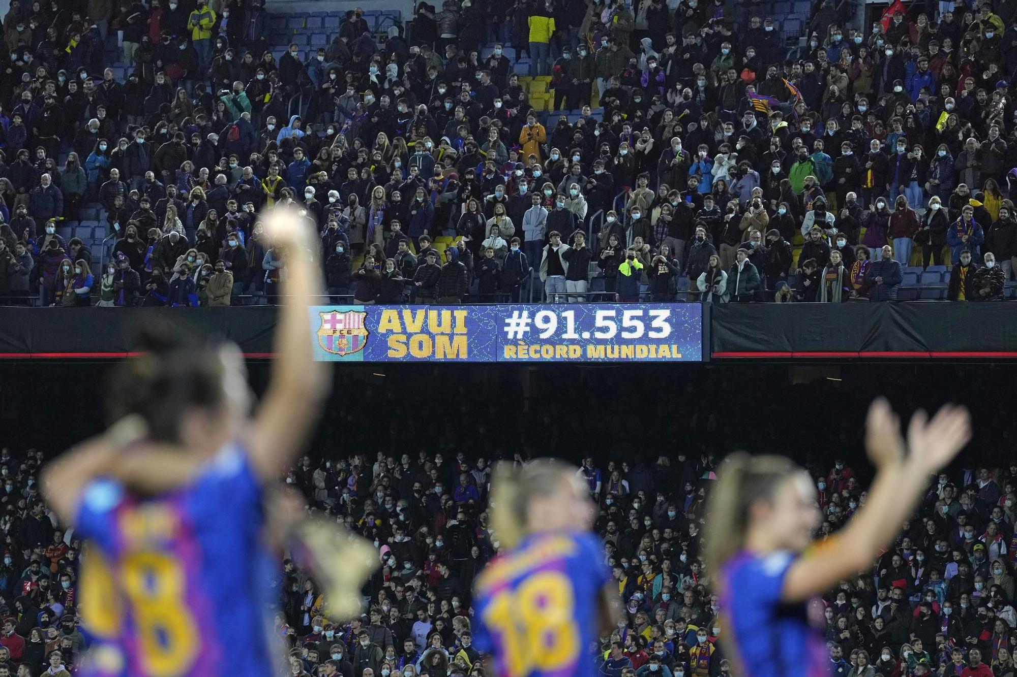 Las jugadores del FC Barcelona saludan a los 91.553 aficionados del primer récord de asistencia del Camp Nou.