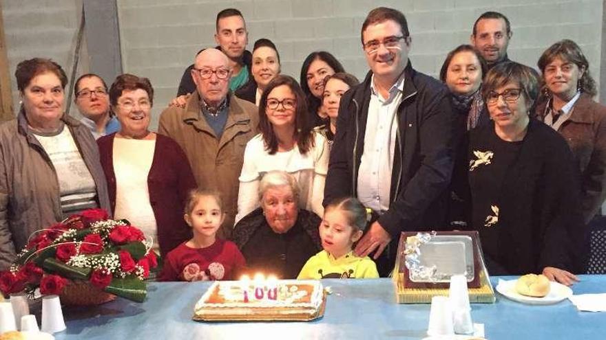 La cumpleañera con su familia, amigos y el alcalde de A Cañiza. // D. P.