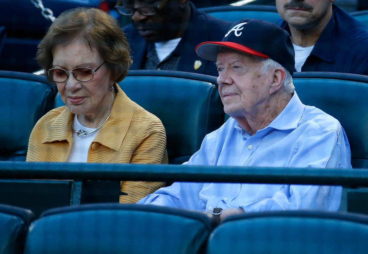 Jimmy Carter y su esposa, Rosalynn, durante un partido de béisbol en Atlanta, en septiembre de 2015.