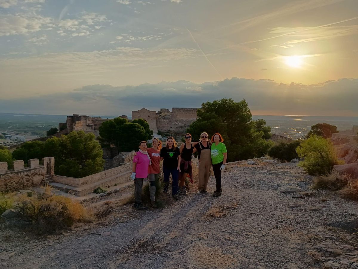 Un grupo de voluntarias, en el Castillo, al amanecer.