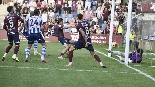 Álex Comparada marca el gol que puede valer un playoff de ascenso a Segunda División. | RAFA VÁZQUEZ