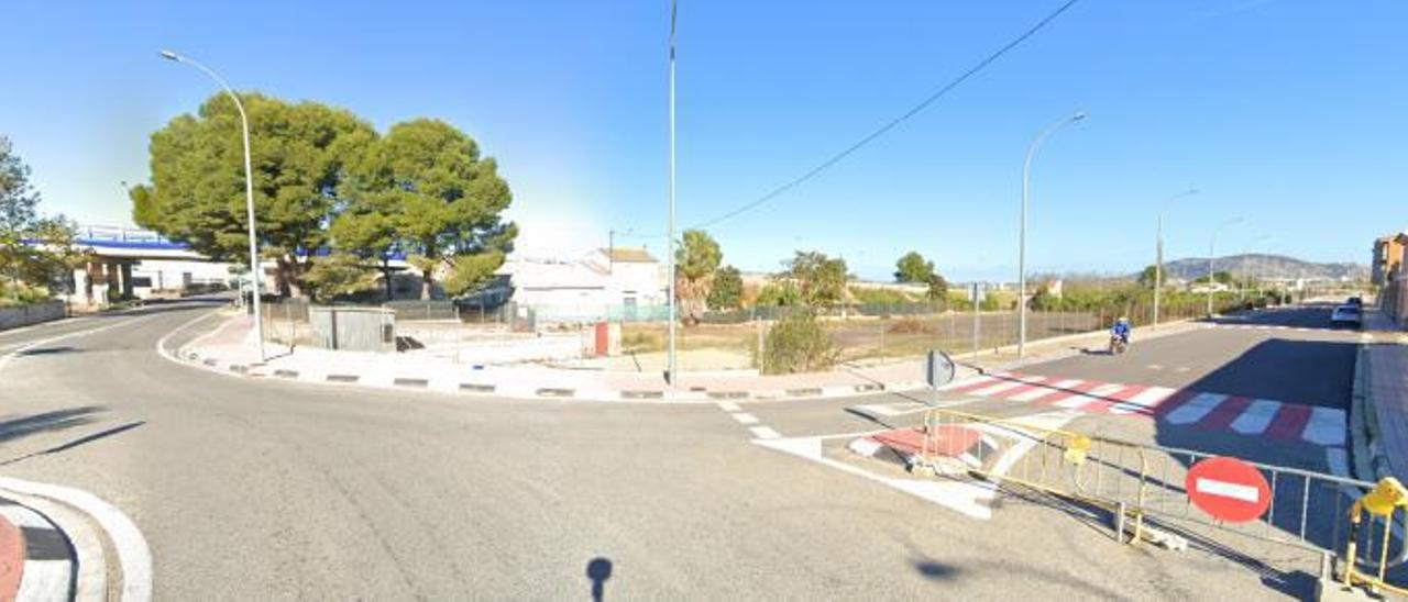 Franja de terreno entre la calle Alzira y la AP-7 que albergaría la ronda propuesta. | LEVANTE-EMV
