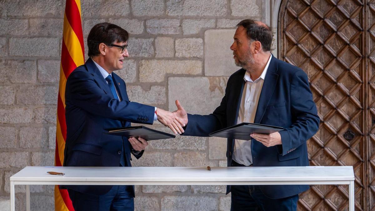 El president, Salvador Illa, i el líder d’ERC, Oriol Junqueras, firmant el pacte de pressupostos.