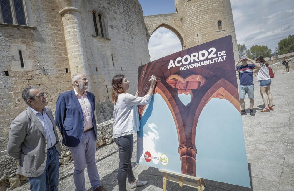 Los partidos firman el pacto de Govern en Bellver.