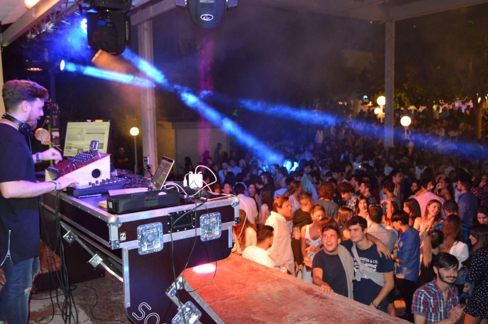 Multitudinaria Fiesta Fin de Feria en la discoteca El Jardín de Gijón.