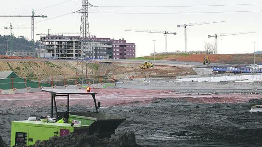 Obras de los nuevos accesos al hospital de Oviedo, donde se produjo la avería en la línea que abastece al Nalón.