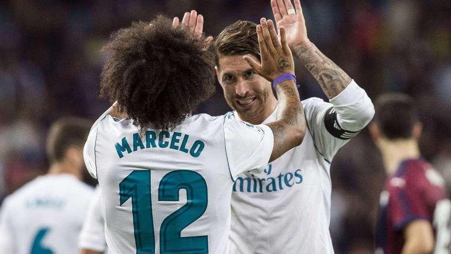 Sergio Ramos celebra con Marcelo el tercer gol del Real Madrid al Eibar, obra del lateral brasileño, anoche en el Santiago Bernabéu. // Efe