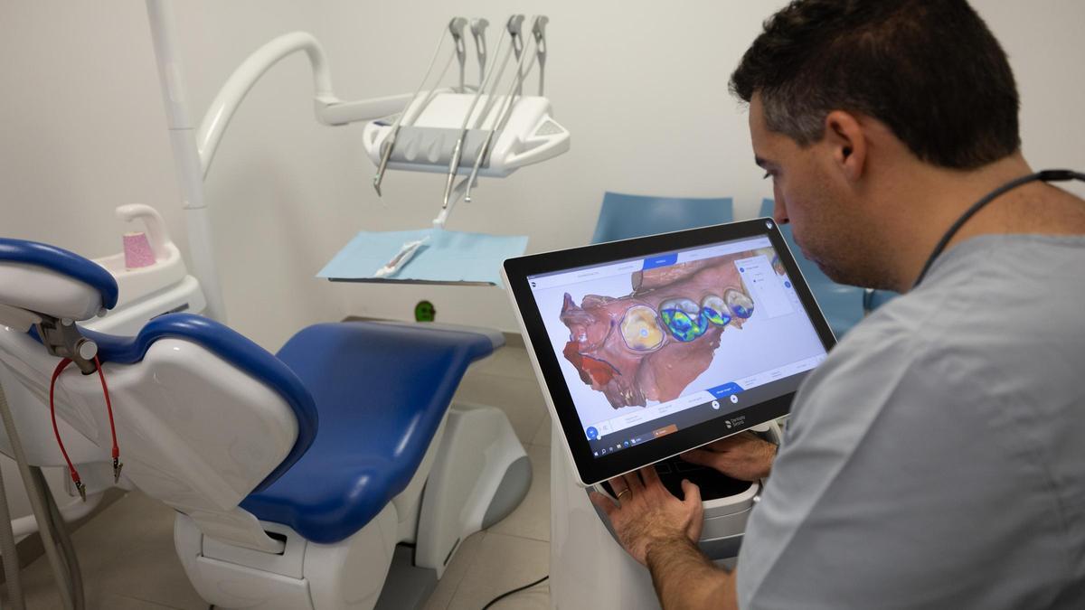 La tecnología es una parte esencial para el diagnóstico y la planificación del tratamiento en la clínica Ortodoncia & Estética.