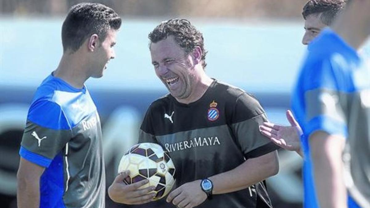 Sergio González, en el centro, sonríe durante un entrenamiento del Espanyol en Sant Adrià.