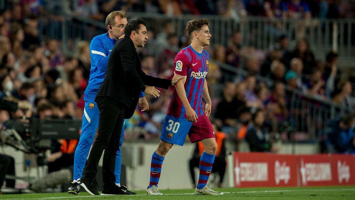 Òscar Hernández y Xavi dan instrucciones a Gavi durante el Barça-Celta.