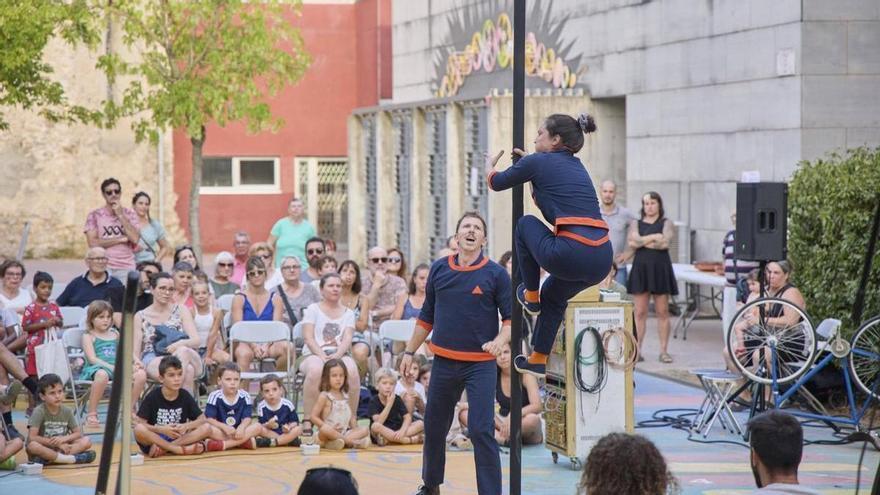 El Pont Major de Girona gaudeix d'un cap de setmana de festa major amb acrobàcies, humor i havaneres