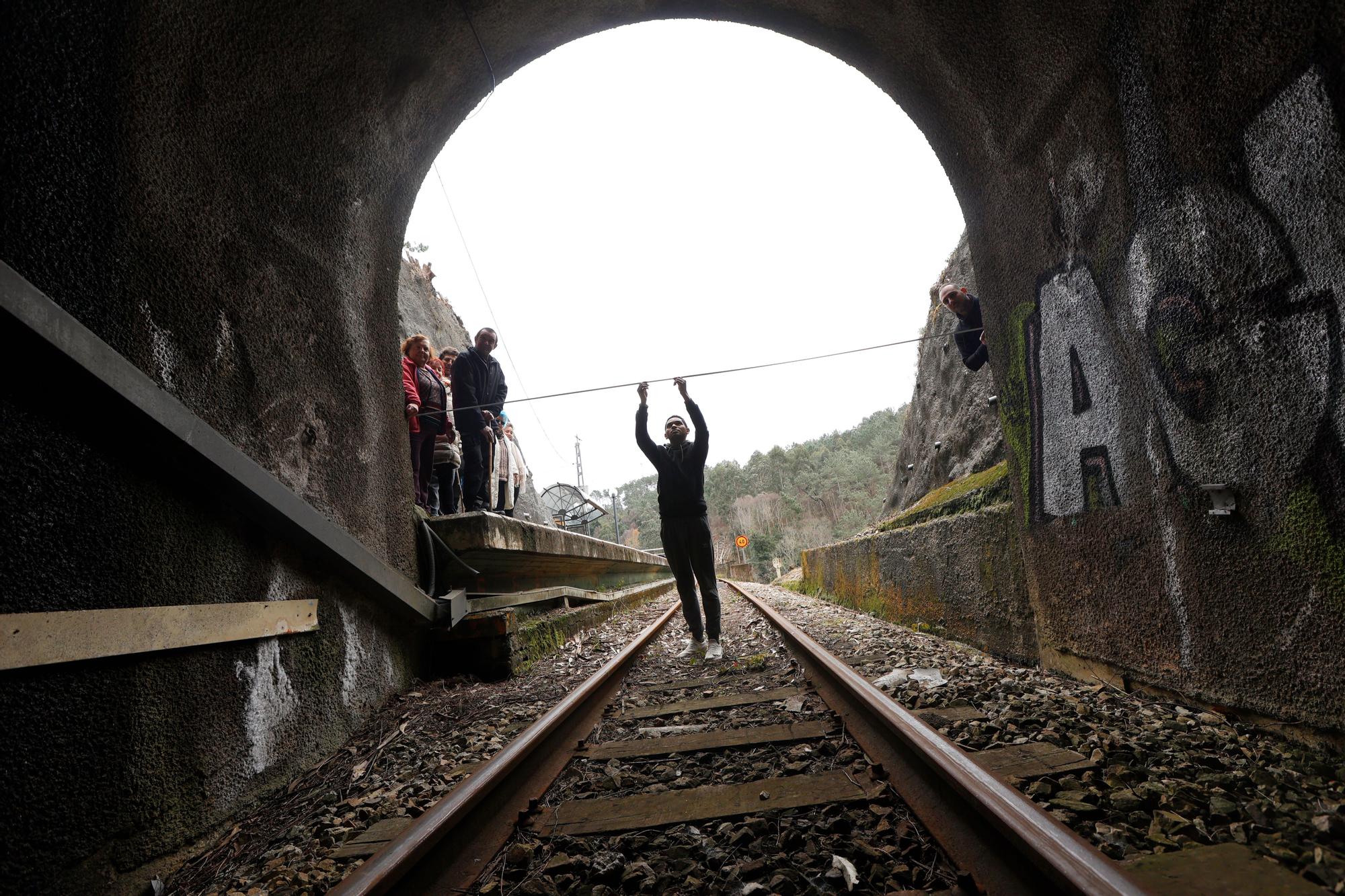 EN IMÁGENES: Un grupo de vecinos de Cudillero protagoniza una "medición irónica" para "informar" a Renfe y Adif de las dimensiones "reales" de un túnel de Feve.
