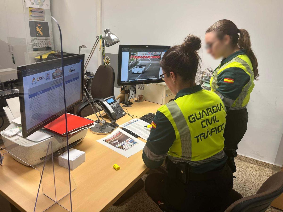 Dos agentes de la Guardia Civil de Tráfico.