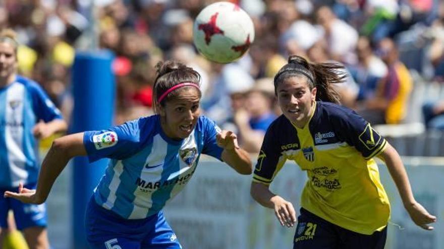 Una atacante del SPA Alicante pugna por un balón con una defensora malagueña.