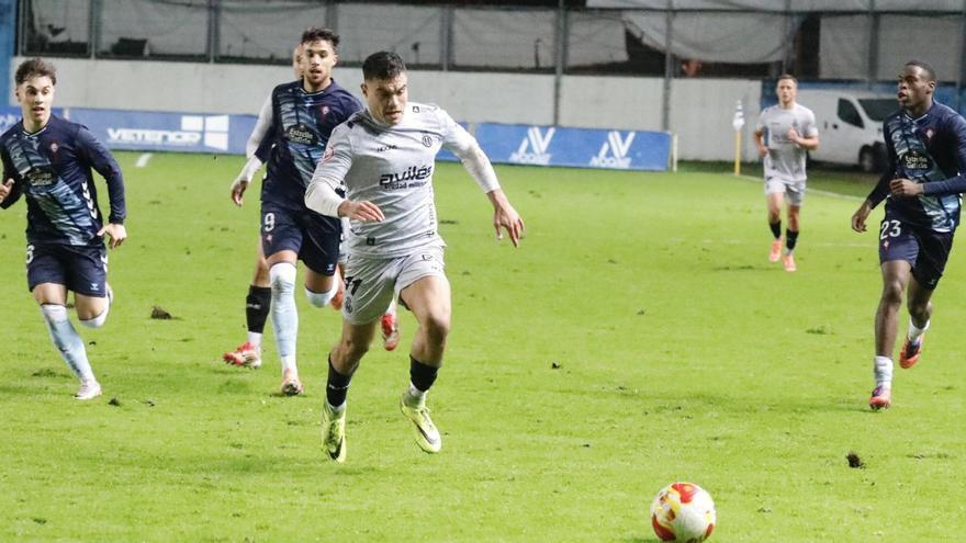 Raúl Rubio, en el encuentro ante el Celta Fortuna, con el césped levantado del Suárez Puerta. | MARA VILLAMUZA