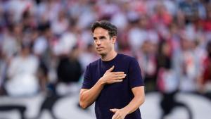 Iñigo Pérez se dirige a la afición del Rayo Vallecano en la final de la Conference en Leipzig.