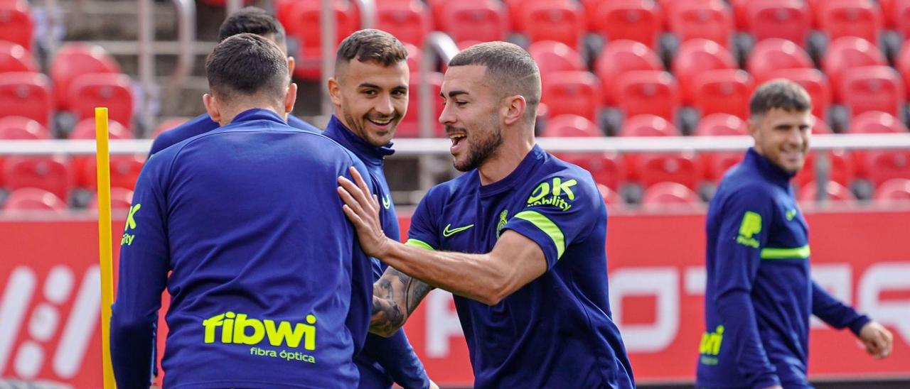 Dani Rodríguez bromea con un compañero durante el entrenamiento del equipo previo al partido del Real Madrid.