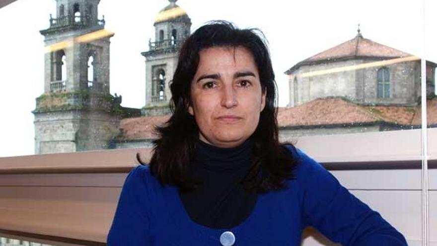 Carina Fernández, en la biblioteca de Santiago.