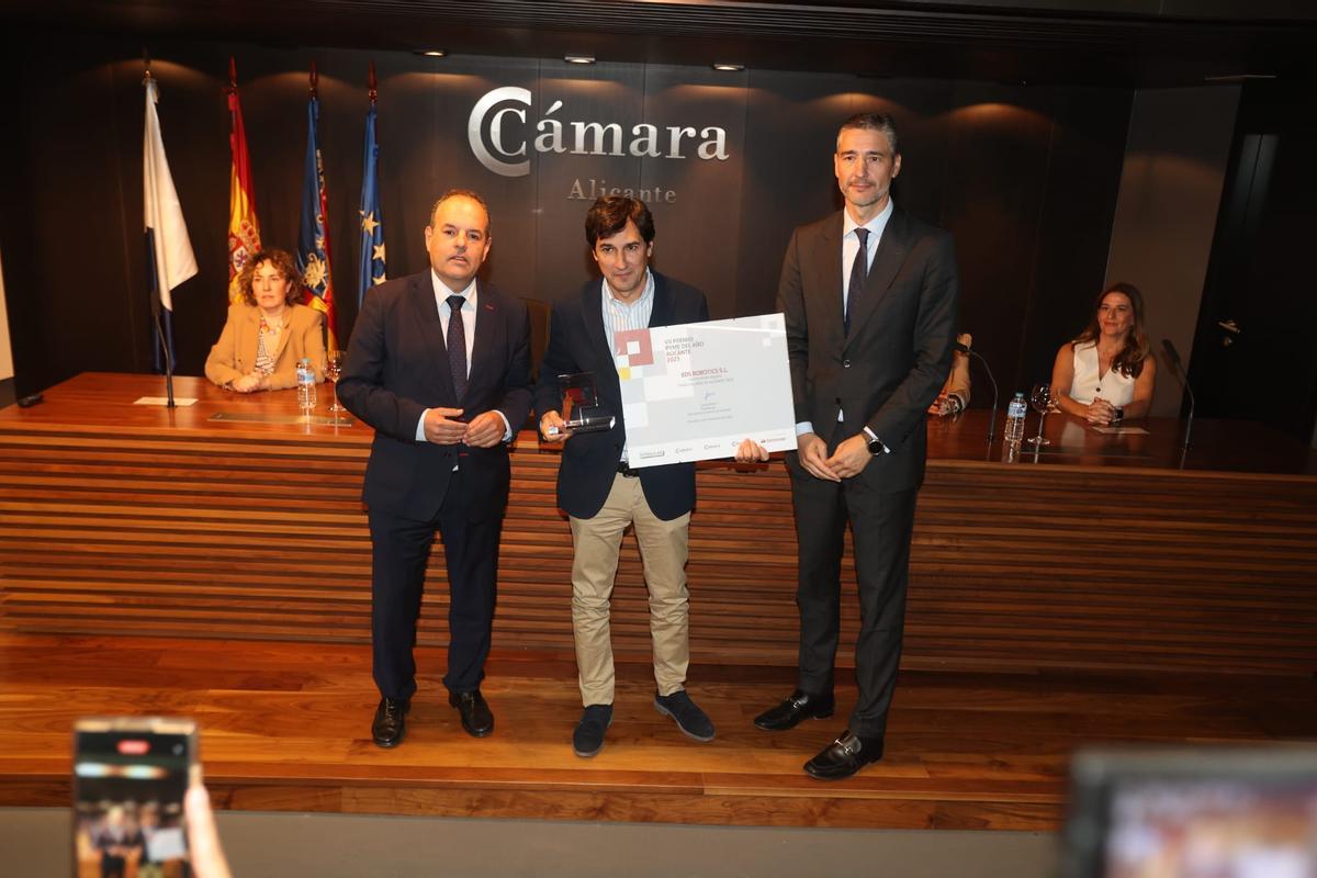 Carlos Baño, Álvaro Brotons y Carlos Jesús Mendoza, en la entrega del galardón.