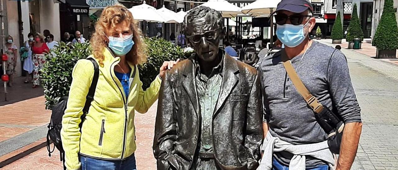 Eugenia Reyes y Álvaro Delgado, de Madrid, junto a la estatua de Woody Allen en Oviedo. | N. F.