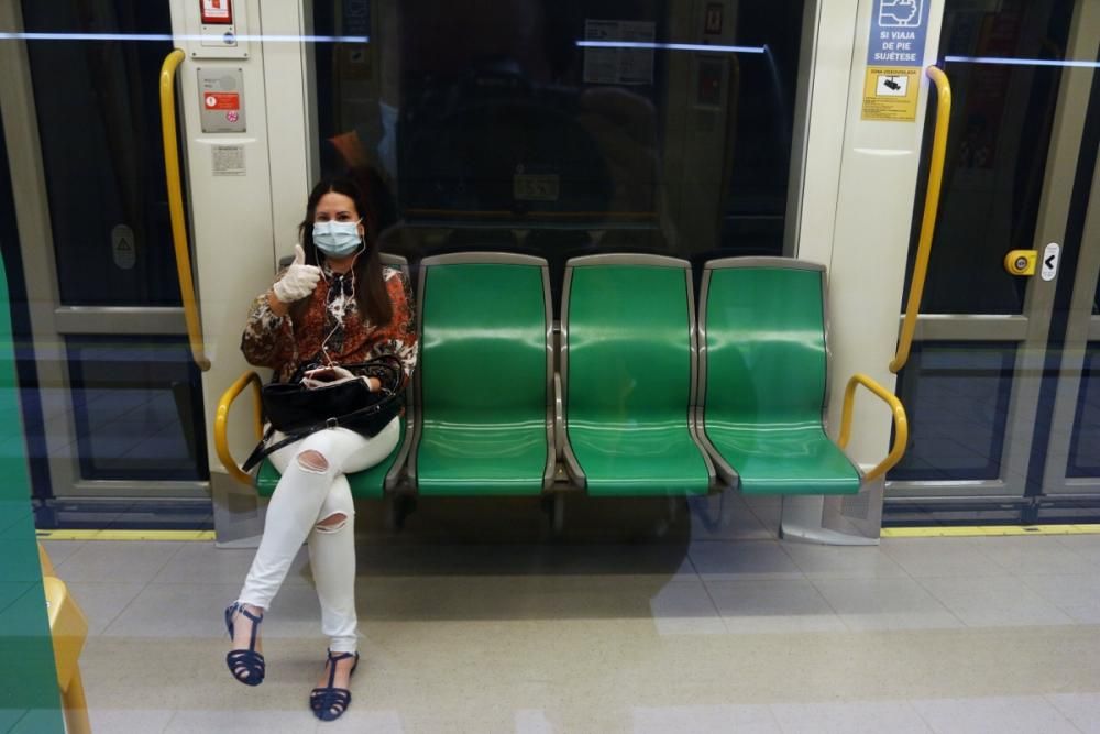 Medidas de seguridad y reparto de mascarillas en el metro de Málaga.