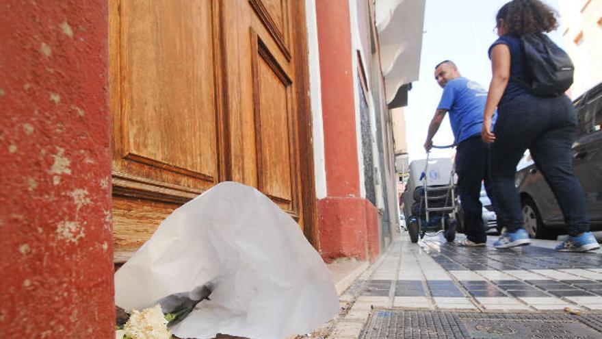 Claveles en la puerta de la casa donde apareció muerta Saray, en Pérez del Toro.