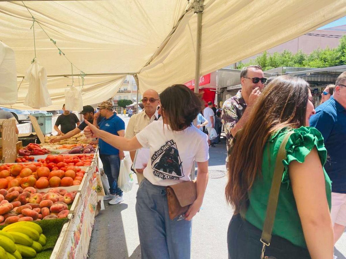 Olona y Antonio de Miguel Antón visitan el mercado de Mula