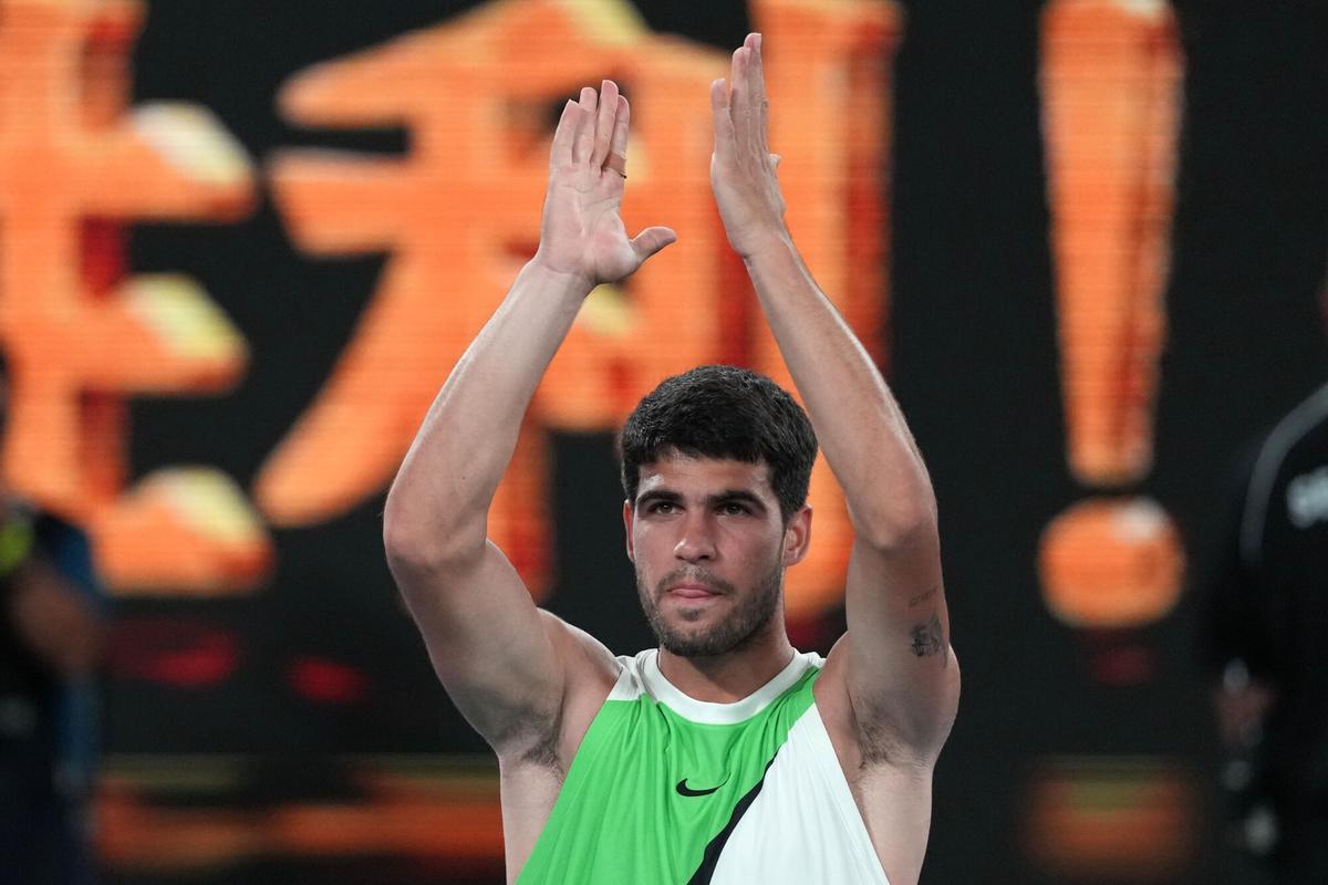 Carlos Alcaraz celebrando su última victoria en cuartos del Open de Australia.