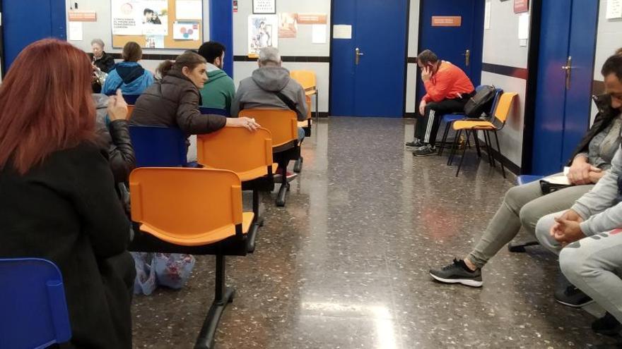 Sala de espera del Punto de Atención Sanitaria de urgencias de la calle Aaiún en Alicante ayer por la mañana.