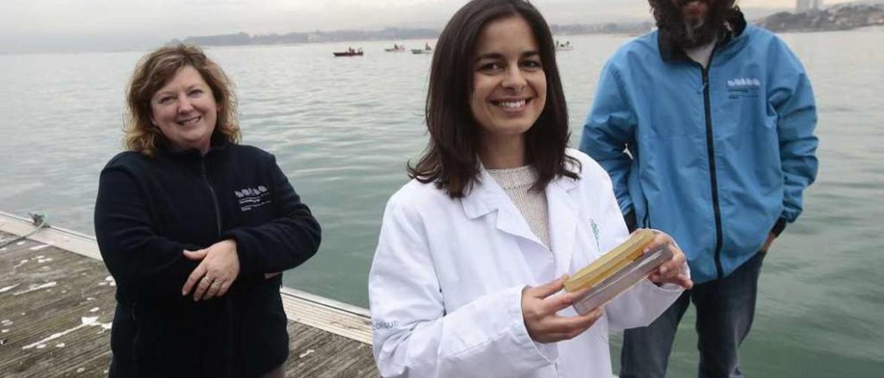 Elsa Vázquez, Alba Hernández y Gonzalo Macho, en el embarcadero de la Estación de Toralla. // A. Irago