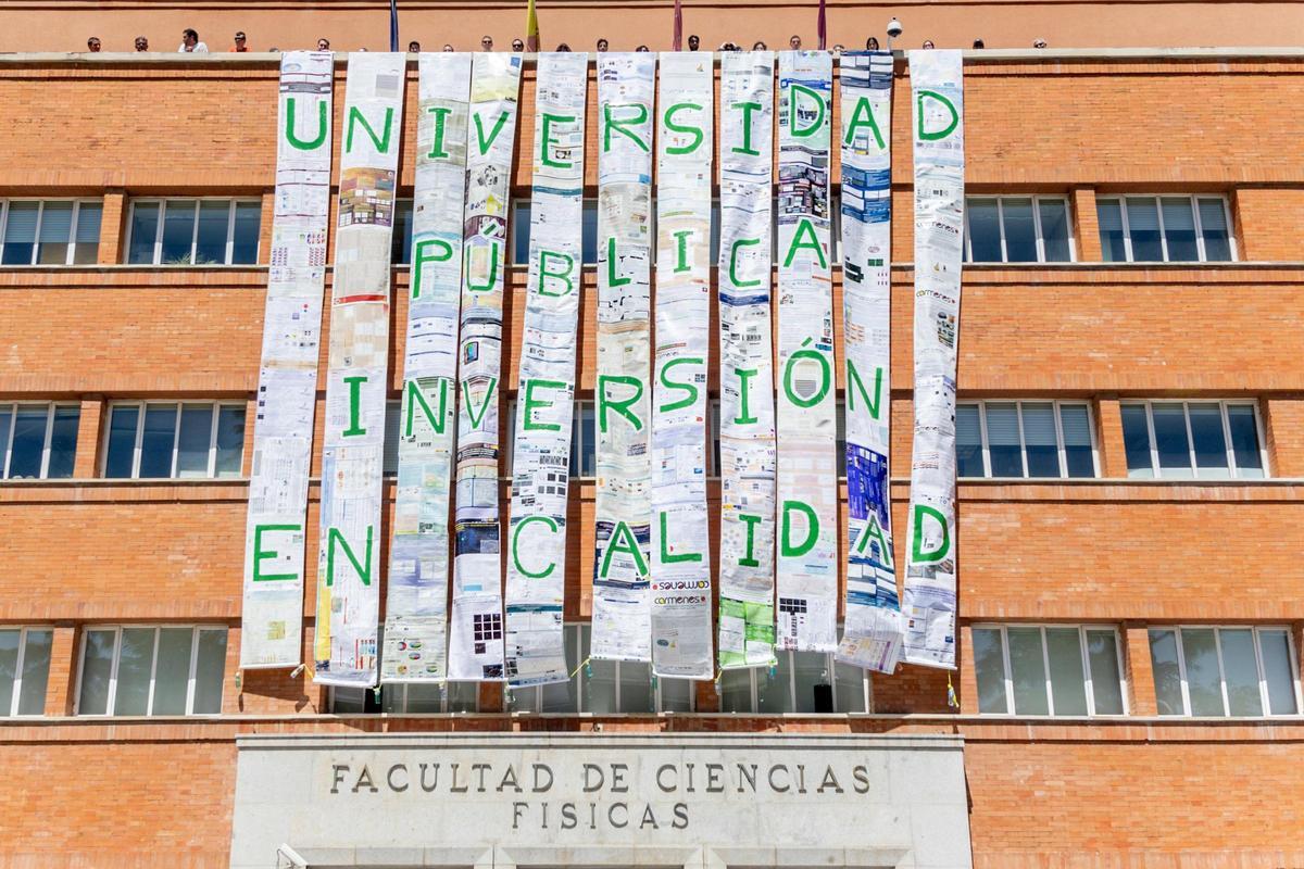 Un mural defiendendo la universidad pública en una fachada de la Universidad Complutense de Madrid, en una imagen de archivo.