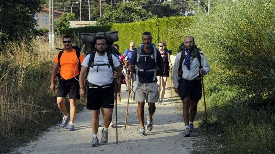 Peregrinos en el Camino Portugués, a su paso por el municipio de Valga.