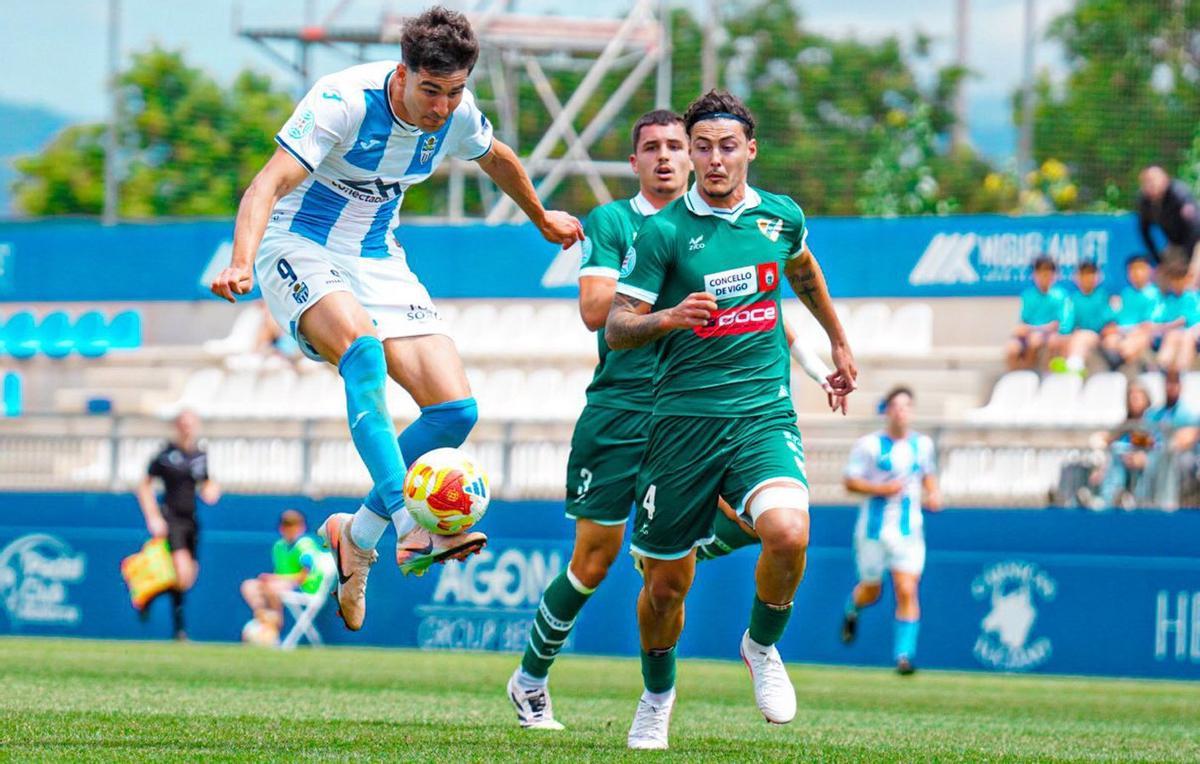 Un jugador del Baleares remata a portería durante el encuentro. | AT.BALEARES