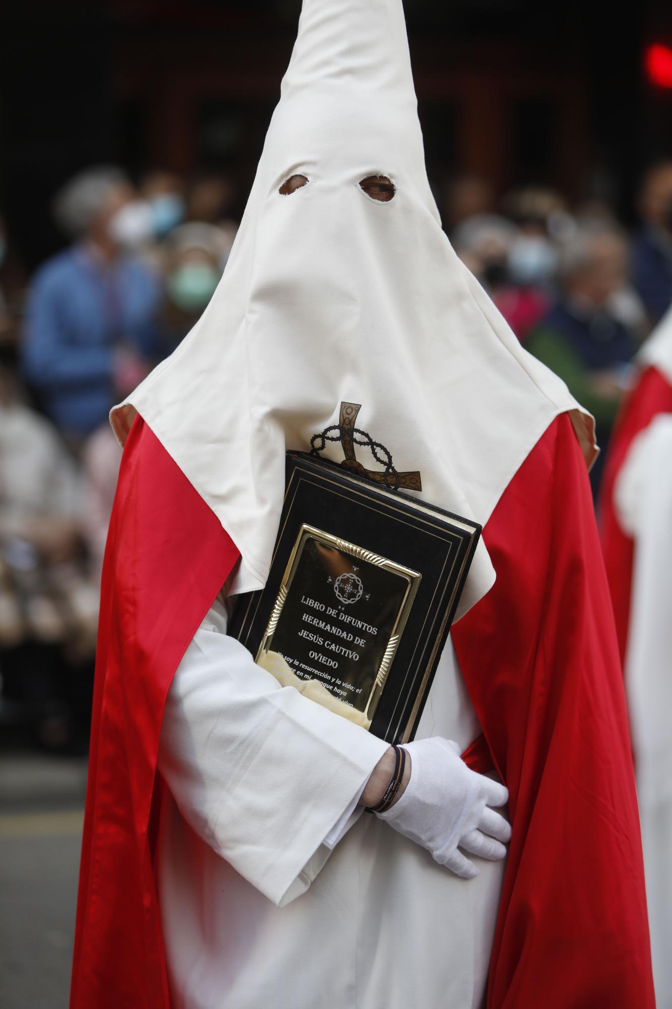 EN IMÁGENES: La imagen de Jesús Cautivo vuelve a recorrer las calles de Oviedo