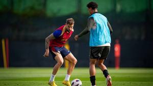 Nuevo entrenamiento del FC Barcelona con los jugadores disponibles