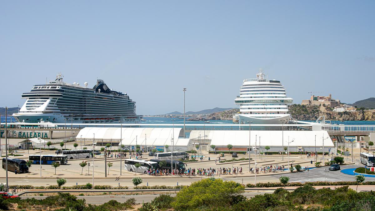 Los cruceros ‘MSC Seashore’ y ‘Costa Diadema’, ayer en puerto de Ibiza.