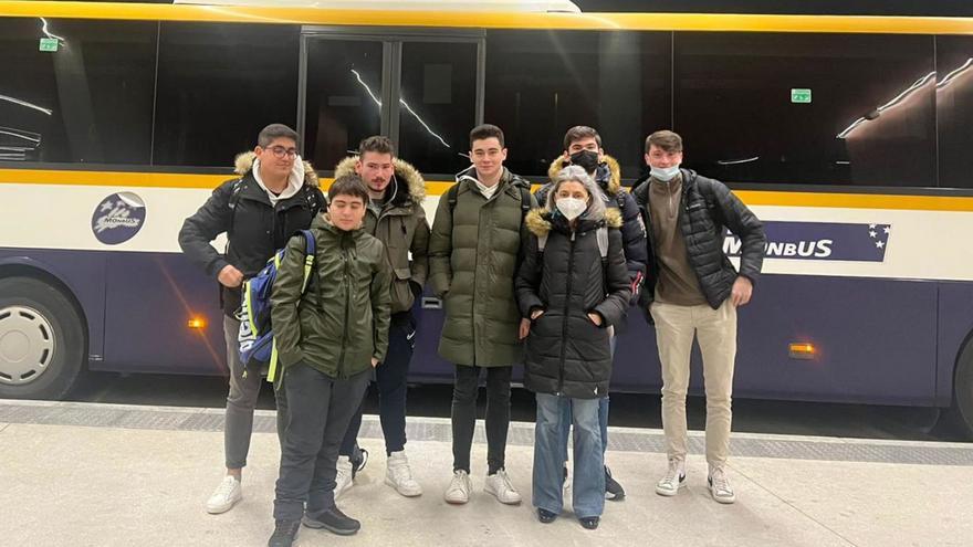 Algunos de los usuarios de esta segunda expedición, ayer, a su llegada a la estación de Santiago.