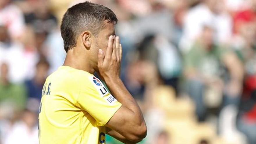 David García, capitán de la Unión Deportiva, se echa las manos a la cara ayer en el estadio Teresa Rivero de Vallecas. i LOF