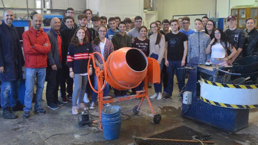 Alumnos del IES Domingo Rivero de Arucas en el Laboratorio de Hormigones de la EIIC.